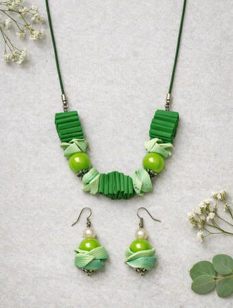 Nr. 2: Green jewelry set with pearls. Fresh colors and soft shapes come together to create a vibrant set that adds a touch of lightness and individuality to your style.
