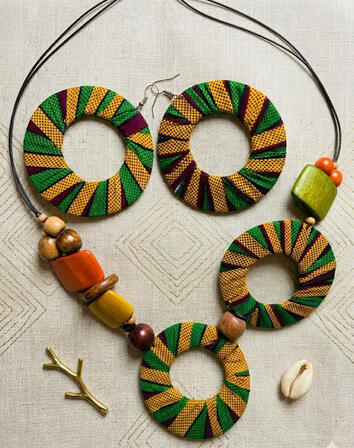 Nr 4: Afro-Cuban Ankara necklace with a double-circle pendant and wooden beads. Vibrant colors combine with natural materials to create a striking design full of character. Perfect as an eye-catcher.