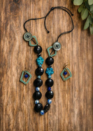 Nr. 6: Afro-Cuban black bead necklace with flowers and matching earrings. Unexpected materials meet creative design, adding a unique touch to any look.