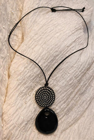 Nr. 5: Spiral-disk chain with an onyx pendant. Minimalist yet bold. Clean lines create a modern and timeless look.