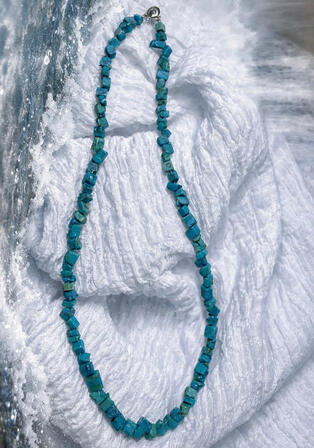 Nr. 4: Turquoise natural stone necklace. Irregular stones add natural texture and vibrant hues to an expressive, organic design.