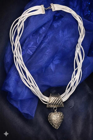 No. 9: White multi-strand necklace with a heart pendant. Elegant lines and a central detail make this necklace a stylish accessory.