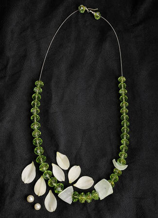 Nr. 3: A necklace featuring transparent pearls and shell accents. Nature and elegance come together to create a harmonious piece of jewelry with vibrant and sparkling details.